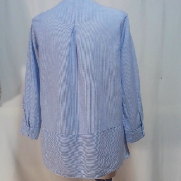 TAHARI WOMENS TOP SIZE L IN A LOVELY BLUE AND WHITE STRIPED 💙 - Picture 5 of 7